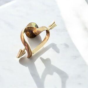 Vintage Avon Gold‑Tone Cupid Heart & Arrow Pin – Romantic Valentine Brooch